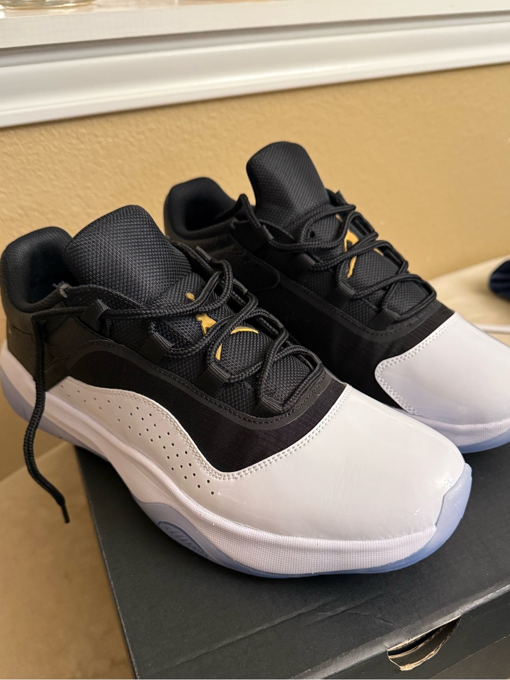 Air Jordan 11 CMFT low 10.5 Men’s